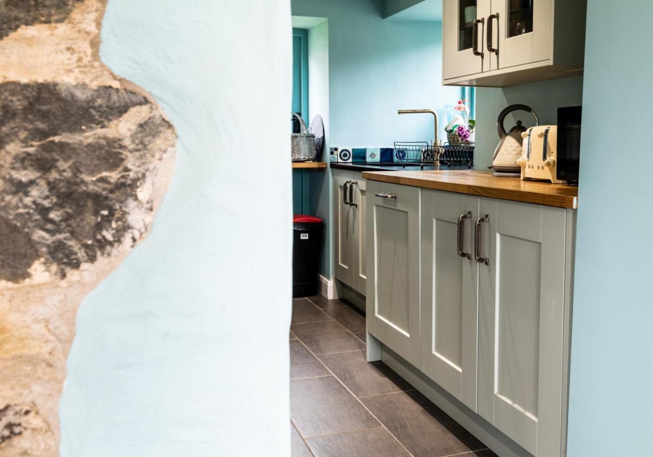 Penrhiw - A Country Cottage With Mountain Views Newport  Exterior foto
